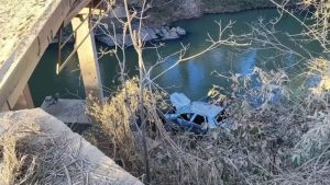 Mulher morre ap&oacute;s carro cair de ponte em Igaratinga