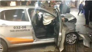 VÍDEO: Carro bate em táxi e foge no Centro de Divinópolis; idosa fica ferida
