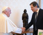 Papa Francisco ganha cuia de chimarrão