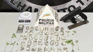 PM apreende drogas e submetralhadora de fabrica&ccedil;&atilde;o caseira em Ita&uacute;na