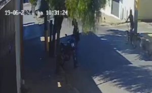 Ladr&atilde;o furta moto no bairro Catal&atilde;o, em Divin&oacute;polis