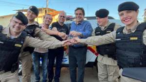 Domingos Sávio entrega duas viaturas à Polícia Militar na região Centro-Oeste