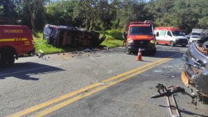 Quatro pessoas ficam feridas após grave acidente entre carro e van na MG-050