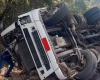 Itaúna: carreta com refrigerantes tomba na MG-050