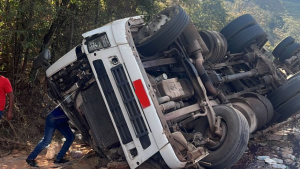Itaúna: carreta com refrigerantes tomba na MG-050