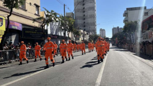 Desfile de anivers&aacute;rio de Divin&oacute;polis re&uacute;ne milhares de pessoas
