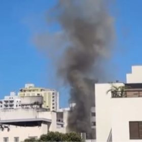 Bombeiros combatem incêndio no bairro Sidil, em Divinópolis