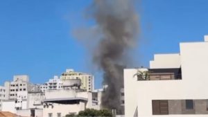 Bombeiros combatem inc&ecirc;ndio no bairro Sidil, em Divin&oacute;polis