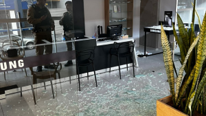 Uma loja na Rua Cel João Notini, próximo à Oswaldo Machado Gontijo, foi arrombada, resultando em um prejuízo superior a 30 mil reais.
