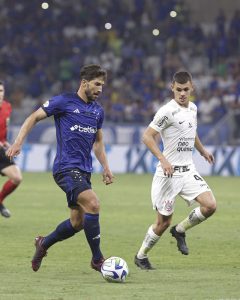 A Raposa pega o Gavi&atilde;o para manter 100% em casa. Cruzeiro x Corinthians. A Minas FM transmite.