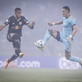 Na estreia de Cássio, Raposa recebe o Massa Bruta para manter os 100%. Cruzeiro x RB Bragantino. A Minas FM transmite.