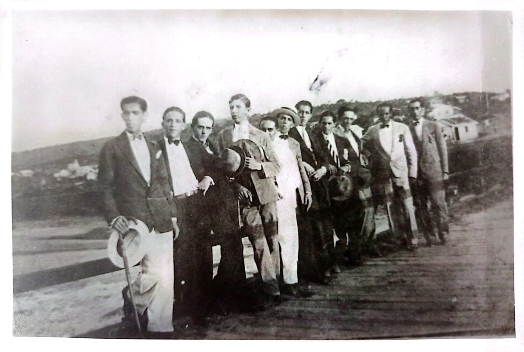 Amigos na Ponte sobre o Rio Itapecerica, ao fundo bairro Niter&oacute;i, em foto datada de outubro de 1932. - Acervo da fam&iacute;lia Epif&acirc;nio