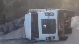 Veja v&iacute;deo: carreta tomba na BR-352 em Pitangui