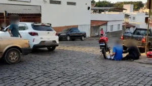 Formiga: Motociclista e garupa ficam feridos em acidente com carro
