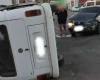 Kombi tomba em colisão com carro em Itaúna