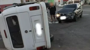 Kombi tomba em colis&atilde;o com carro em Ita&uacute;na