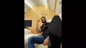 VEJA VÍDEO: Gusttavo Lima pousa em aeroporto de Divinópolis para show em Nova Serrana