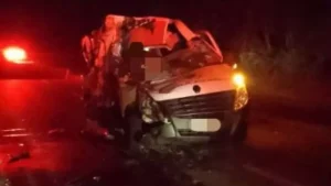 S&atilde;o Sebasti&atilde;o do Oeste: Acidente entre ambul&acirc;ncia e caminh&atilde;o na MG-050 deixa v&iacute;tima fatal