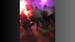 Veja v&iacute;deo: Dono de bar em Divin&oacute;polis tenta separar briga e &eacute; agredido