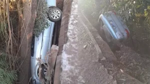 Pitangui: Mulher escapa ilesa ap&oacute;s carro cair em barranco