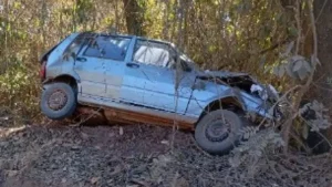 Homem morre em acidente de carro na zona rural de Par&aacute; de Minas