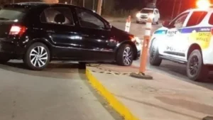 Motorista colide carro em canteiro em Ita&uacute;na