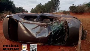 Bambu&iacute;: Condutor perde controle da dire&ccedil;&atilde;o em curva da BR-354 e capota ve&iacute;culo