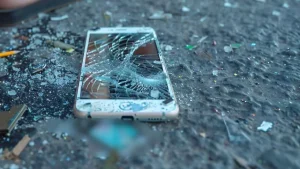Ita&uacute;na: Jovem tenta quebrar celular para eliminar provas, mas &eacute; preso
