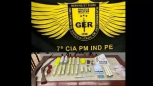 Ita&uacute;na: Trio &eacute; preso com drogas e armas que estavam escondidas em bananeira