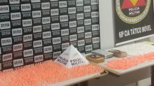 Veja v&iacute;deo: Mulher &eacute; presa com grande quantidade de drogas em Nova Serrana