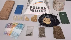 Trio &eacute; detido com pedras de crack e haxixe em Par&aacute; de Minas