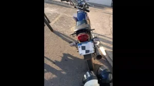 Motociclista inabilitado e passageiro s&atilde;o detidos com droga em Par&aacute; de Minas
