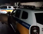Caminhoneiro acerta muro, danifica carros de coleção e foge, em Itaúna