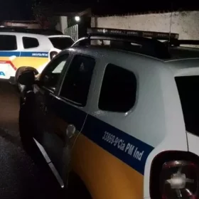 Caminhoneiro acerta muro, danifica carros de coleção e foge, em Itaúna