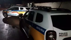 Caminhoneiro acerta muro, danifica carros de cole&ccedil;&atilde;o e foge, em Ita&uacute;na