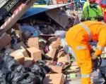 Oliveira: Carreta carregada de remédios tomba e motorista morre na BR-381
