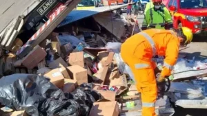 Oliveira: Carreta carregada de rem&eacute;dios tomba e motorista morre na BR-381