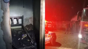 Carmo do Cajuru: Inc&ecirc;ndio em resid&ecirc;ncia deixa duas pessoas feridas