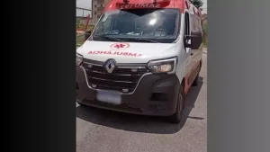 Jovem quebra perna em acidente na avenida Autorama