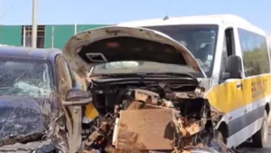 Piumhi: Acidente entre carro e van escolar com 4 crian&ccedil;as deixa feridos