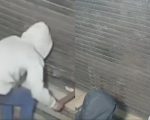 Câmera flagra bandidos tentando furtar loja no Centro de Divinópolis