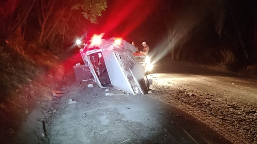 Carro cai em barranco e deixa 6 feridos, sendo três crianças, em Iguatama