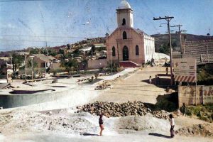 D&eacute;cada de Setenta, ao fundo Igreja S&atilde;o Sebasti&atilde;o Bairro Afonso Pena em per&iacute;odo de obras de pavimenta&ccedil;&atilde;o [Acervo Municipal - Postado no Grupo Memorias de Divin&oacute;polis no Facebook por In&aacute;cio Faria]