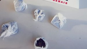 Homem invade casa da madrasta e é preso com drogas em Cláudio