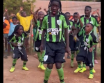 Hypers Kids Africa faz performance com a camisa do América Mineiro