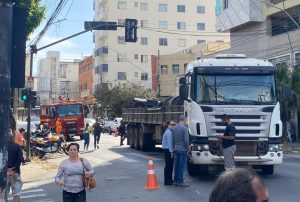 Batida com carreta deixa motociclista ferida na Av. Ant&ocirc;nio Ol&iacute;mpio de Morais