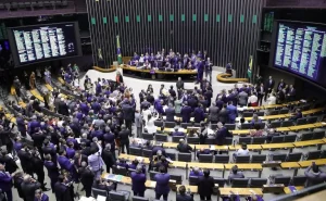 C&acirc;mara aprova texto-base da reforma tribut&aacute;ria com devolu&ccedil;&atilde;o de cr&eacute;ditos para radiodifus&atilde;o e jornais