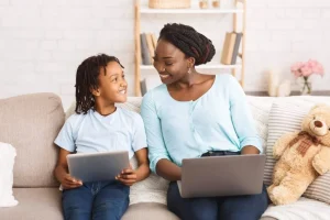 Confira 5 dicas de segurança com a rede elétrica para crianças e jovens durante o período de férias escolares
