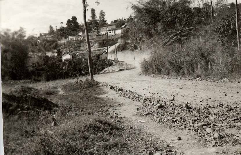Esquina da Rua S&atilde;o Sebasti&atilde;o com Ant&ocirc;nio Ol&iacute;mpio, naquela mesma rotat&oacute;ria. No local tinha essa ponte [Foto postada por Felipe Machado no Grupo Memorias de Divin&oacute;polis no Facebook]