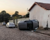 Mulher capota carro em Ermida